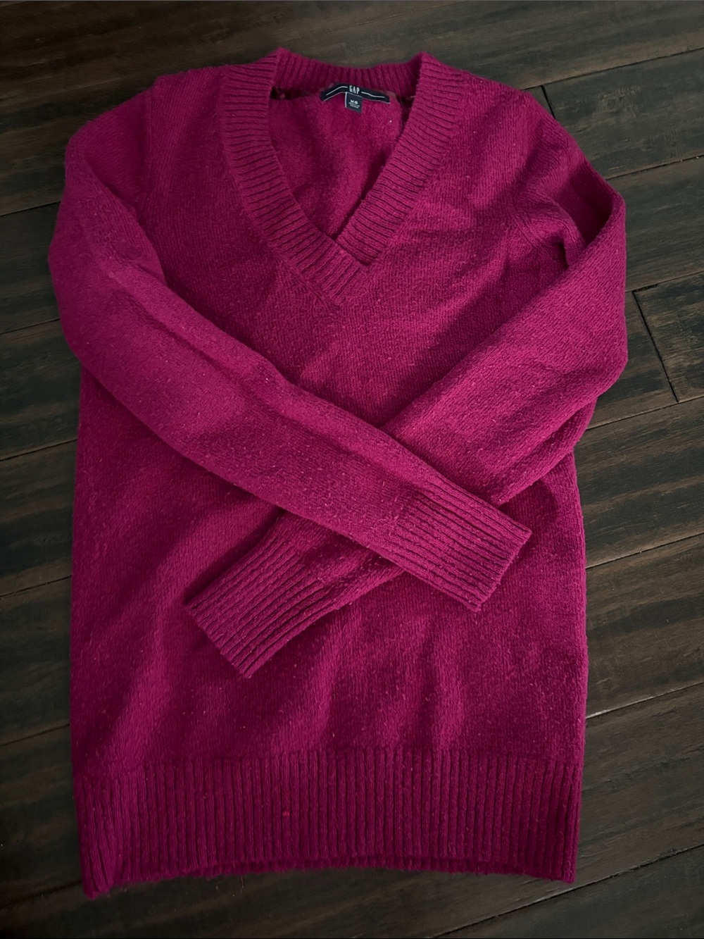 GAP Women's V-Neck Sweater in Berry